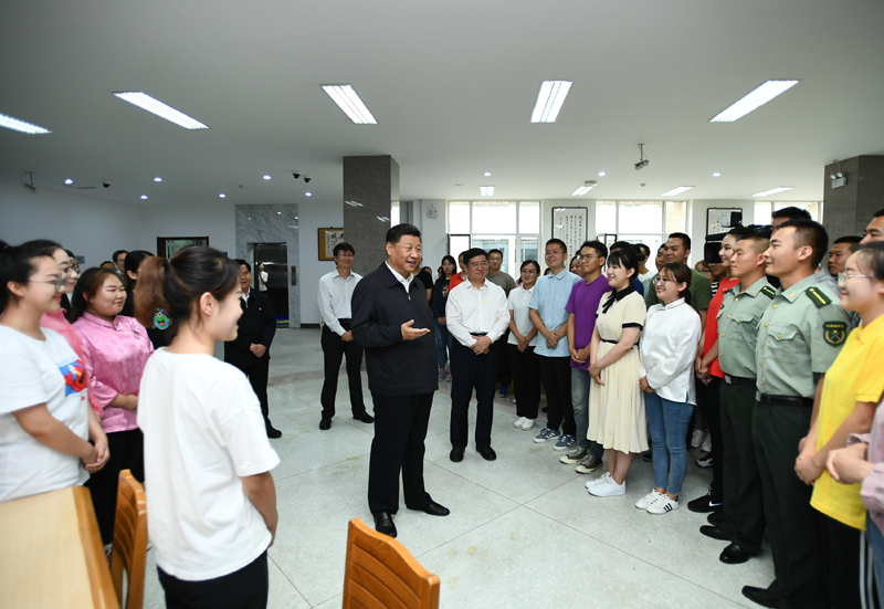 7月15日至16日,中共中央总书记、国家主席、中央军委主席习近平在内蒙古考察并指导开展“不忘初心、牢记使命”主题教育。这是16日上午,习近平在内蒙古大学图书馆同员工们亲切交谈,勉励他们志存高远、脚踏实地、发奋图强。